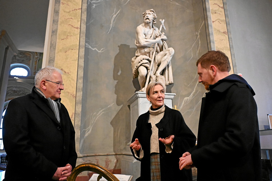 Bischof Heinrich Timmerevers (70, l.), SKD-Chefin Marion Ackermann (58) und Ministerpräsident Michael Kretschmer (47, CDU) haben die Skulptur am Sonntag nach ihrer Rückkehr besucht.