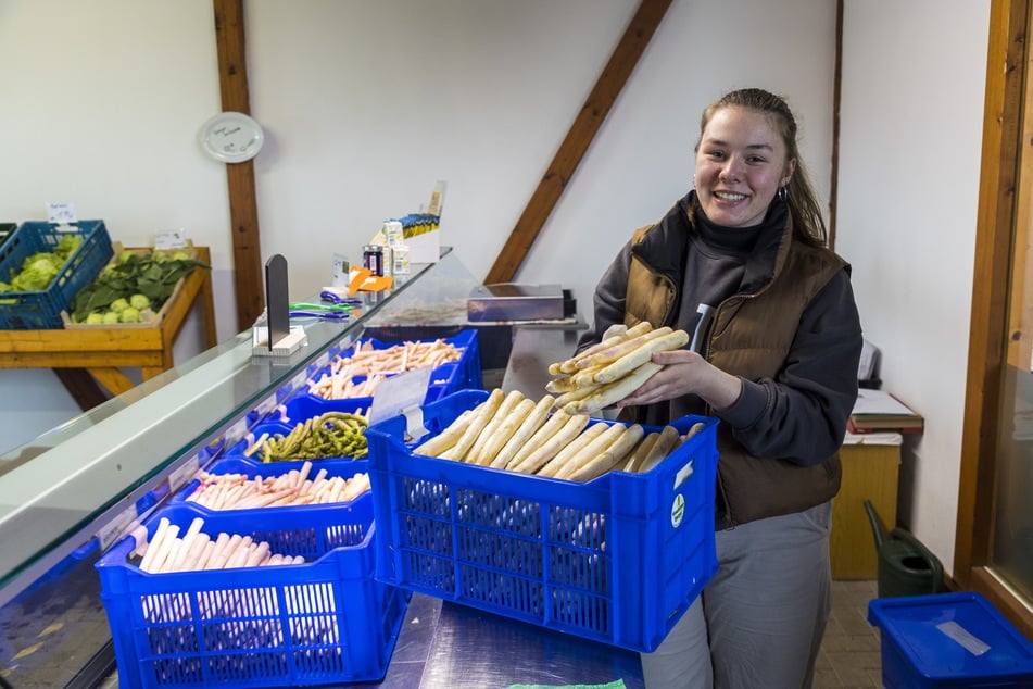 Zoe Leitenberger (18) ist an der Theke für den Verkauf des edlen Gemüses verantwortlich.