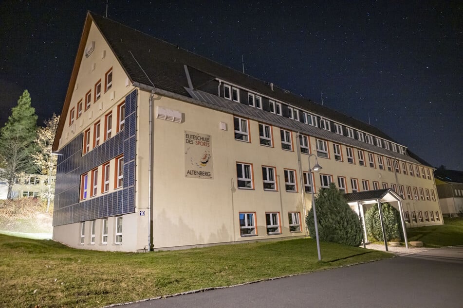 Der Schulleiter der Eliteschule entdeckte den Schaden und informierte die Polizei.