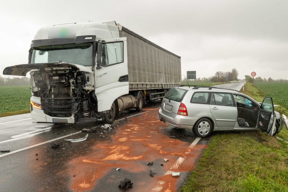 Eine Person soll bei dem Unfall verletzt worden sein.