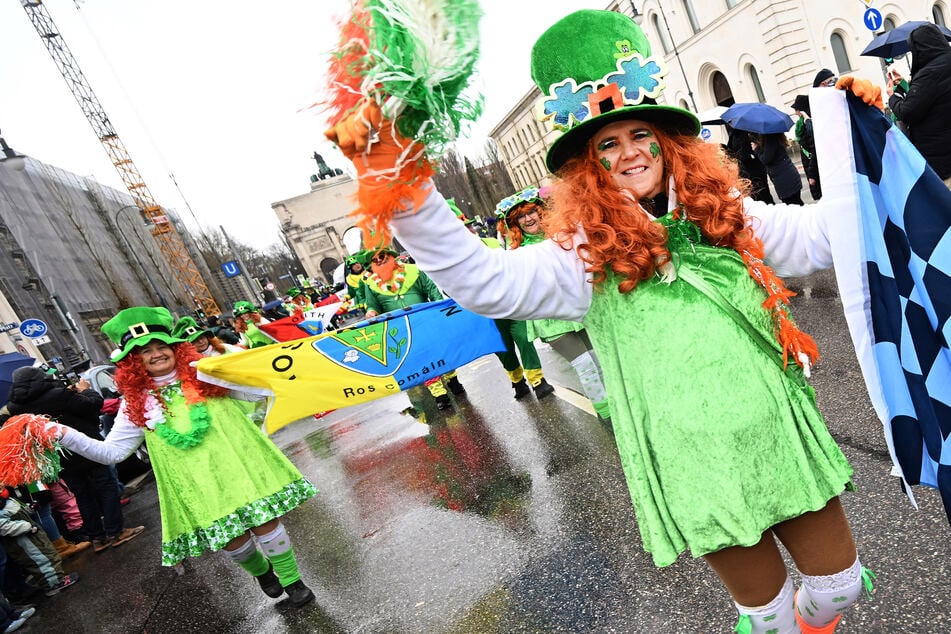 Teilnehmer der St. Patrick's Day Parade zogen anlässlich des irischen Nationalfeiertags über die Münchner Leopoldstraße.