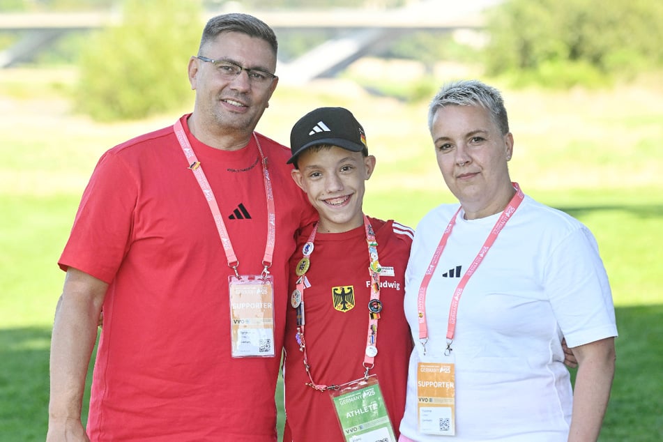 Ganz in Familie: Franz mit seinen Eltern Torsten (52) und Yvonne (47). Gerade suchen sie für Franz ein Schülerpraktikum im Gastroservice.