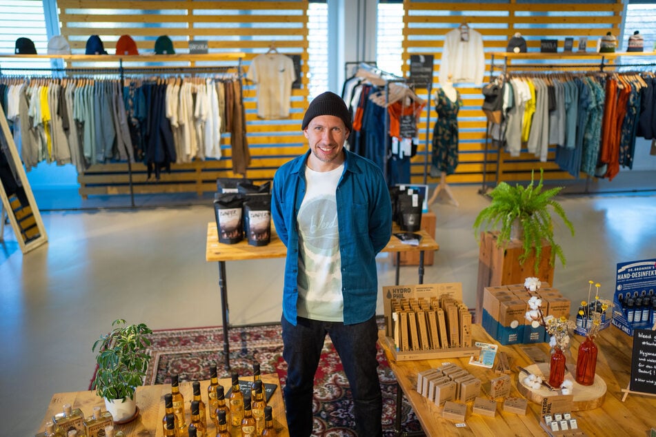 Der Gründer des Modelabels "Bleed Clothing", Michael Spitzbarth, steht im Factory Store seines Unternehmens, das trotz Corona öffnen darf.