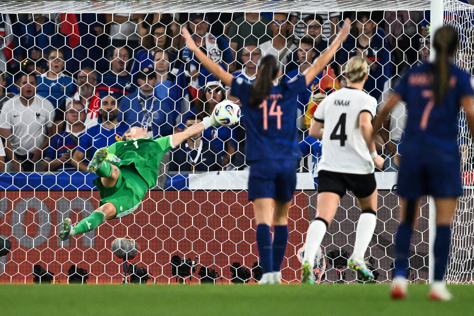 Eine Französin jubelt schon, doch Ann-Katrin Berger (l.) hatte etwas dagegen - und parierte Deutschland ins Halbfinale.