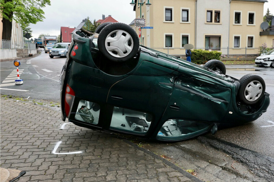 Heftiger Crash in Pirna: Toyota überschlägt sich, Fahrer (48) verletzt sich schwer