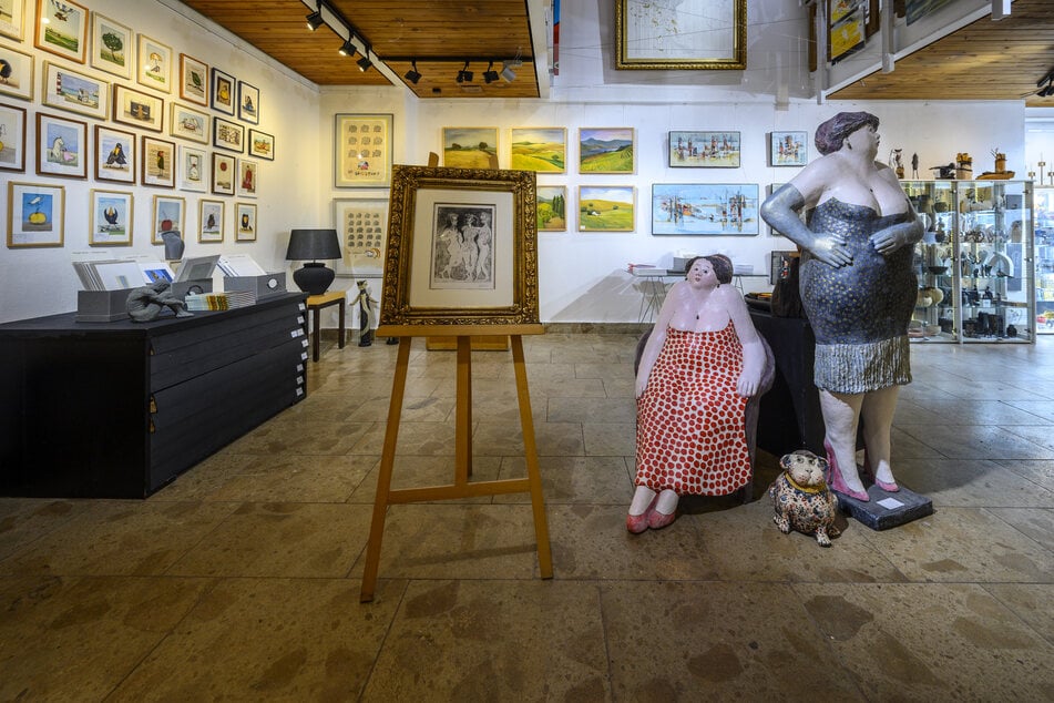 Die Grafik kann zwischen vielen anderen Kunstwerken bestaunt werden.