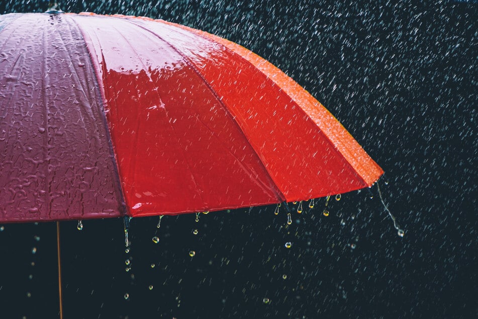 Am Wochenende sollte man unbedingt einen Regenschirm dabeihaben - es wird mit starkem Regen gerechnet. (Symbolbild)