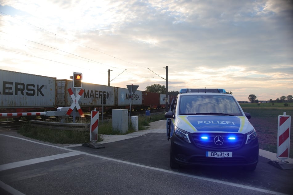 Motorrad rast bei Rot über Bahnübergang und kollidiert mit Güterzug: Biker flüchtet