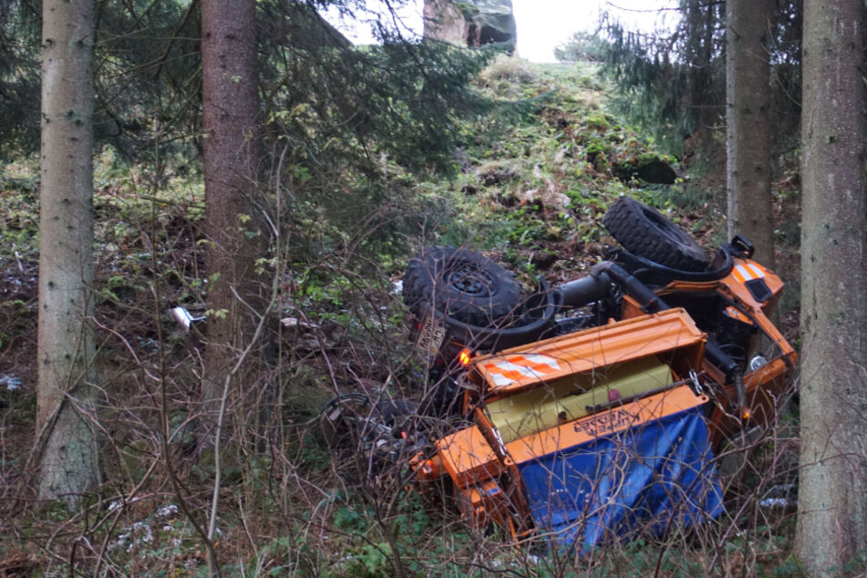 Wieso der Unimog den Hang herunterrutschte, wird derzeit noch geklärt.
