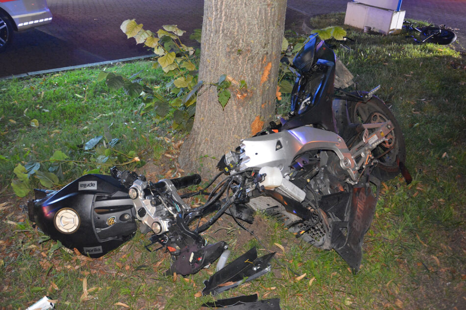 Durch den Crash erlitt das Moped einen Totalschaden.