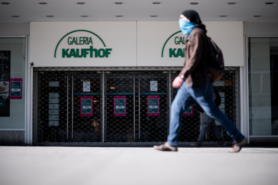Galeria Karstadt Kaufhof will fast die Hälfte aller Filialen schließen, um sich zu sanieren.