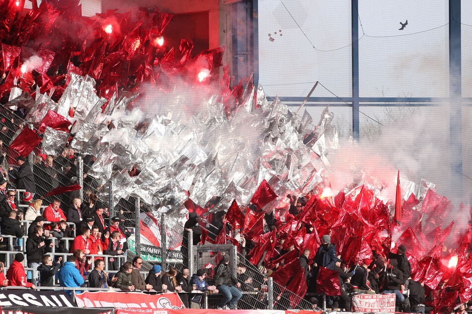 Fans vom Hallescher FC zünden Pyrotechnik in ihrem Fanblock.