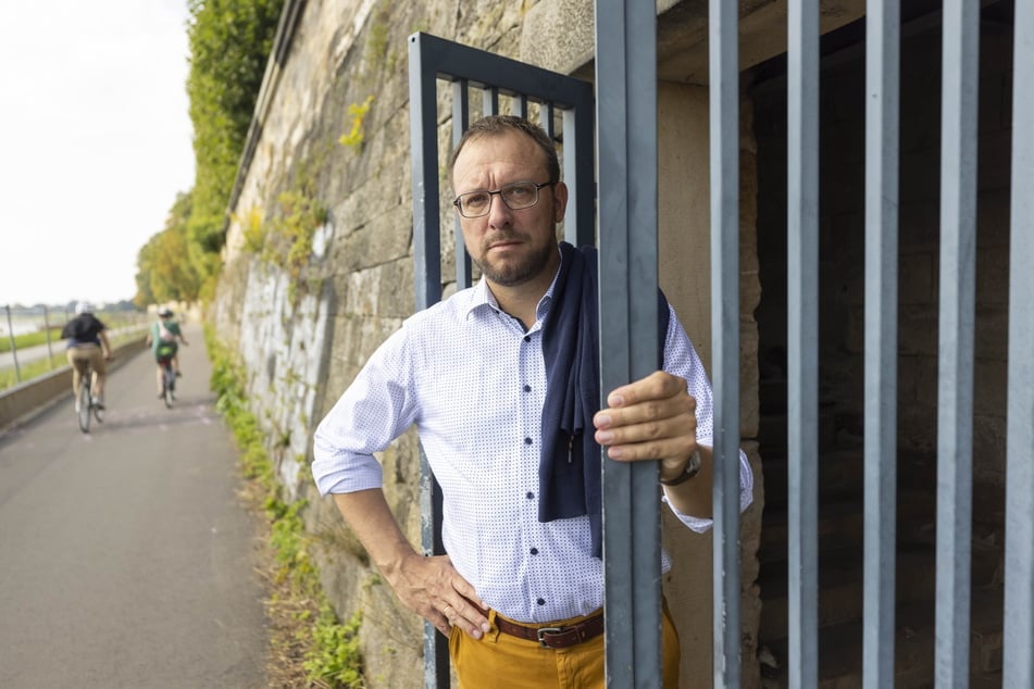 Stadtrat Holger Hase (45, FDP) will das Mausoleum schützen. Das Gitter hinauf zum Grab könnte verschlossen werden.