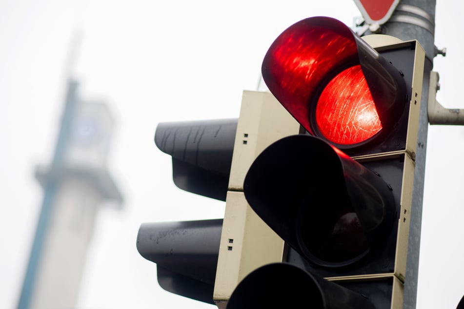 Ein Autofahrer überfuhr bei Rot eine Ampel - und rammte ein kleines Kind. (Symbolbild)