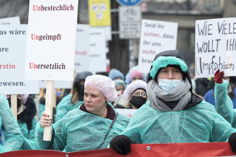 "Für freie Impf-Entscheidung" - Tausende Impfgegner ziehen durch NRW-Städte