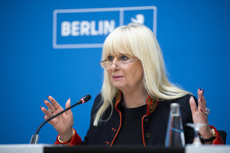 Senatorin Iris Spranger (62, SPD) verteidigt die gestiegenen Kosten für die Fußball-EM 2024 in Berlin.