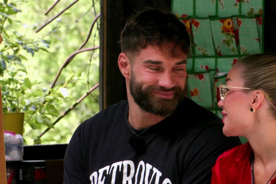 Aleks Petrovic (34) flirtet mit Emmy Russ (26).