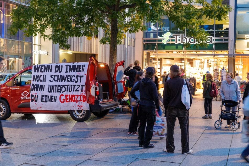 Die Kundgebung lief vor der Thalia-Buchhandlung am Dr.-Külz-Ring ab.