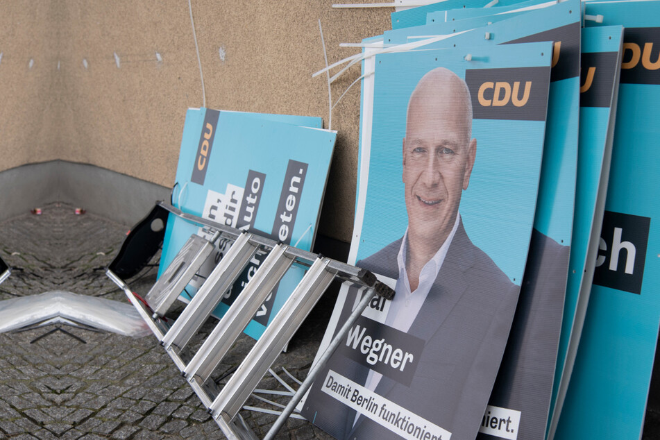 In diesem Blautürkis wirbt die CDU in Berlin um Wählerstimmen.