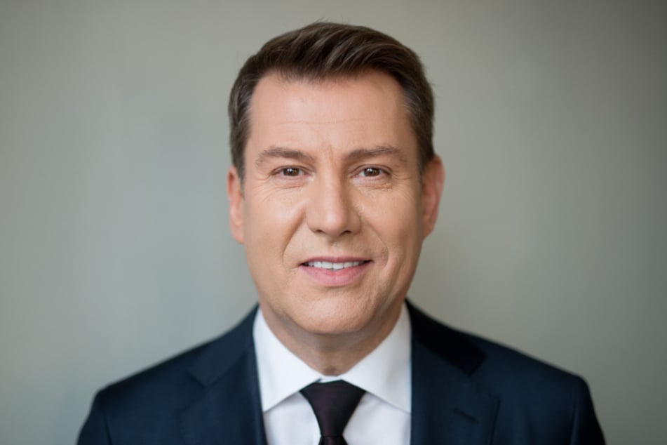 In der Öffentlichkeit trägt der Nachrichtensprecher normalerweise Kontaktlinsen. (Archivfoto)