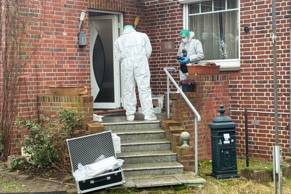 Nach dem gewaltsamen Tod einer Frau im Landkreis Stade ist der Tatverdächtige immer noch auf der Flucht.