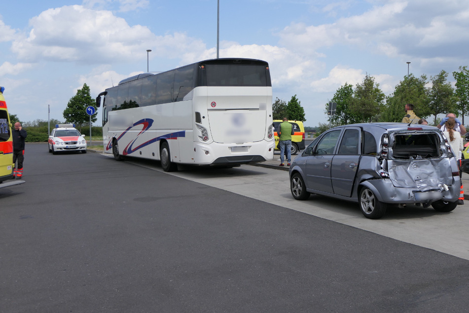 Der Reisebus ist am Freitagvormittag auf einem Rastplatz an der A14 bei Grimma in einen Opel gekracht, wobei zwei Menschen verletzt wurden.