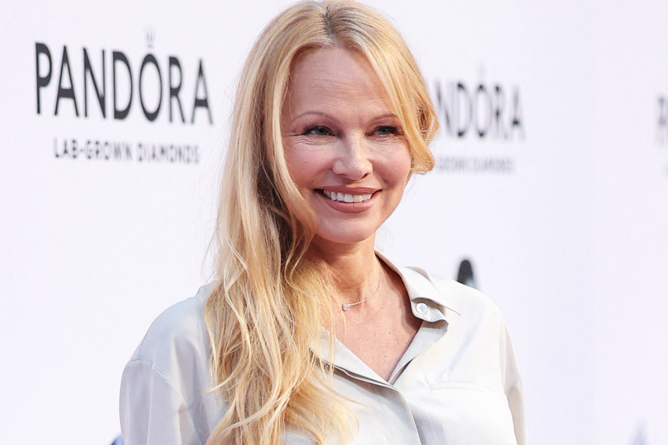 Bereits Anfang September zeigte sich Pamela Anderson in einem natürlichen Pastel-Look bei einem Event von Juwelier Pandora in New York.