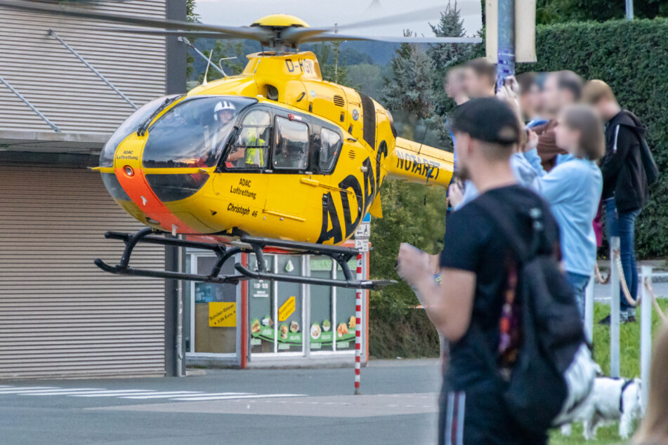 Hubschrauber-Einsatz sorgt für zahlreiche Schaulustige im Erzgebirge