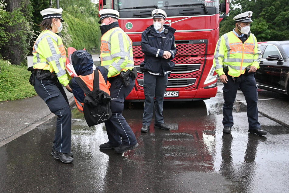 Polizisten mussten die Demonstranten der Aktivistengruppierung "Letzte Generation" immer wieder wegtragen, weil sie Straßen blockierten.