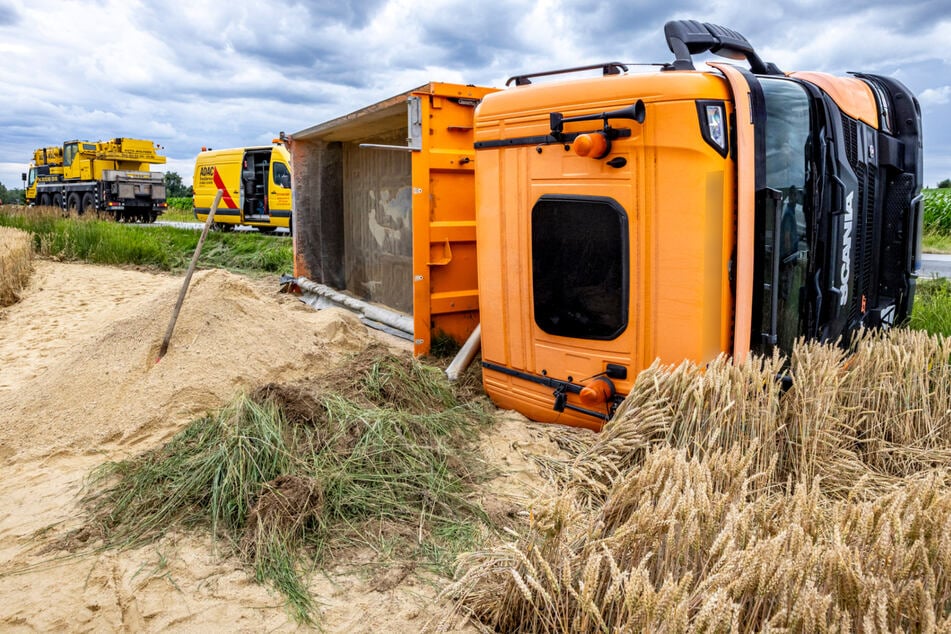 Insekt möglicher Verursacher? Lkw-Fahrer verliert Kontrolle und landet im Graben