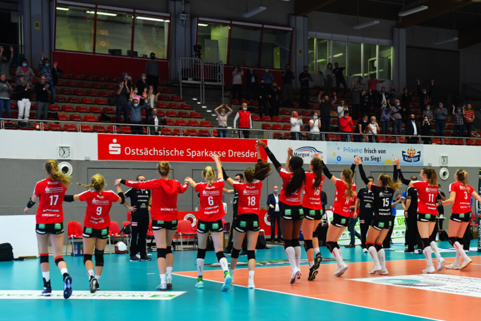 Wegen der Corona-Schutz-Verordnung durften nur 150 Fans in die Margon Arena, aber die sorgten, so gut es ging, für Stimmung. Die DSC-Schmetterlinge bedankten sich dafür nach dem Spiel mit der Laola-Welle.