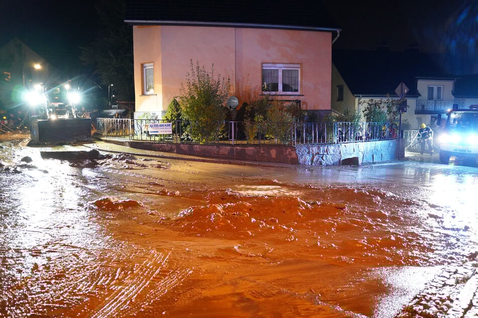 Berge von Schlamm überfluteten die Gemeinde in der Nacht.
