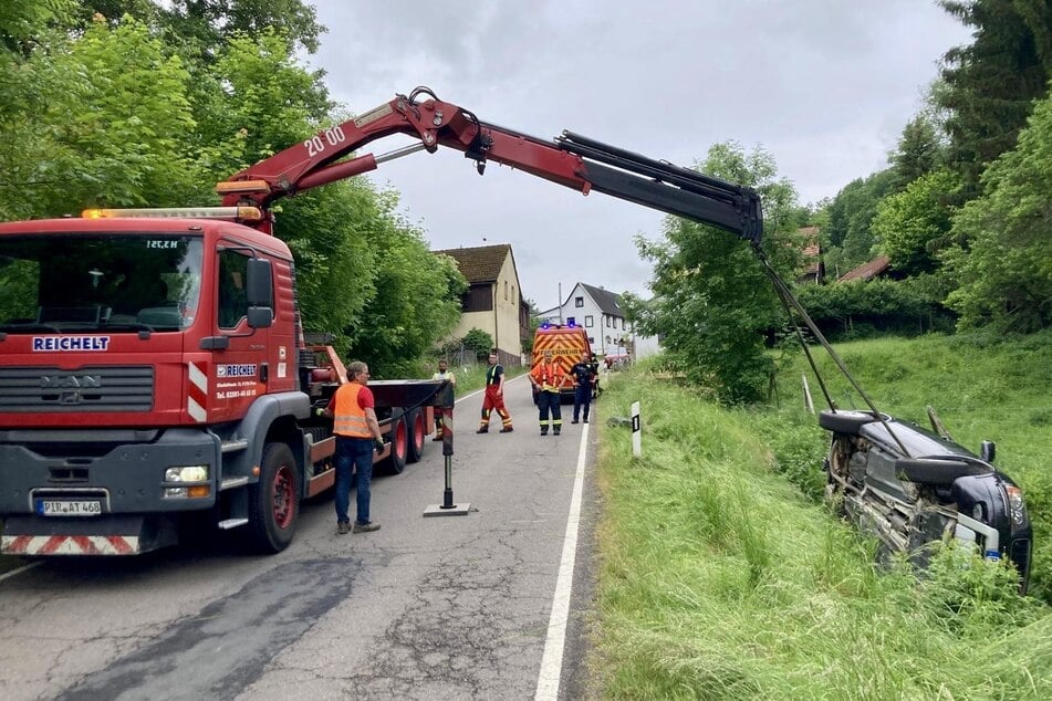 Das Auto wurde von einem Abschleppdienst aus dem Graben geholt.