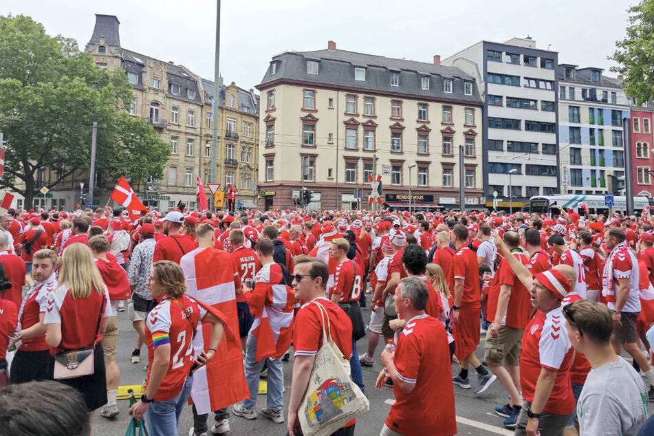 In Rot gekleidete dänische Fans pilgern durch die Frankfurter City.