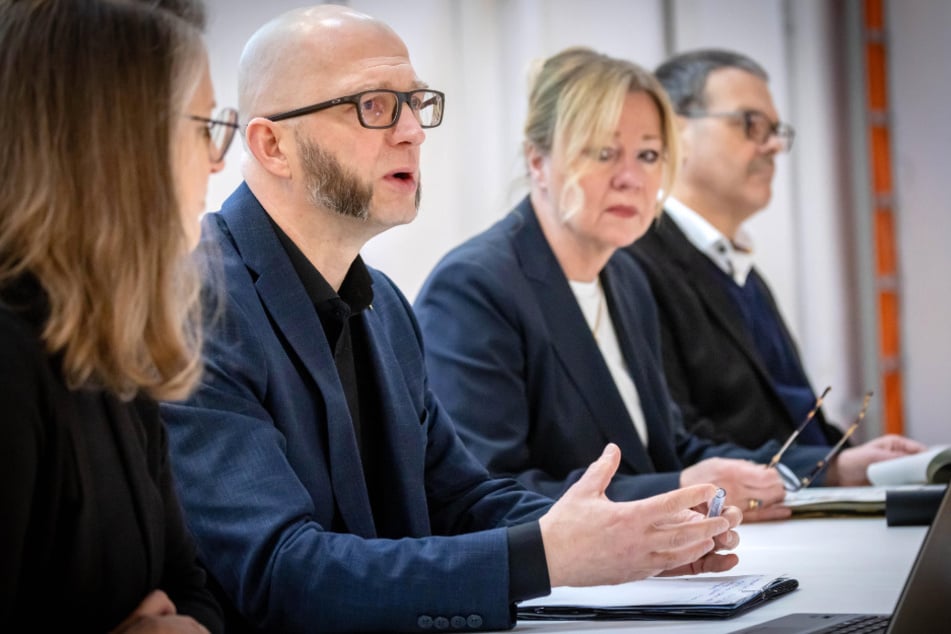 Baubürgermeister Thomas Kütter (49, parteilos, v.l.), Kulturbürgermeisterin Dagmar Ruscheinsky (66, parteilos) und Generalintendant Christoph Dittrich (59) stellten den aktuellen Planungsstand vor.