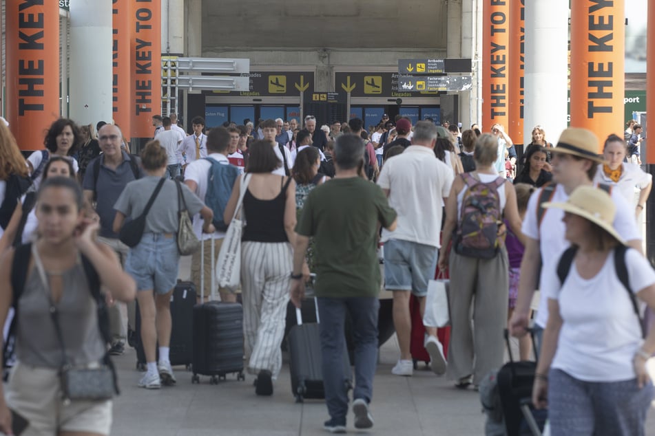 Reisende sollten zukünftig neben ihrem Gepäck extra viel Zeit mitbringen, schließlich kann es zu Verspätungen, oder Ausfällen kommen.