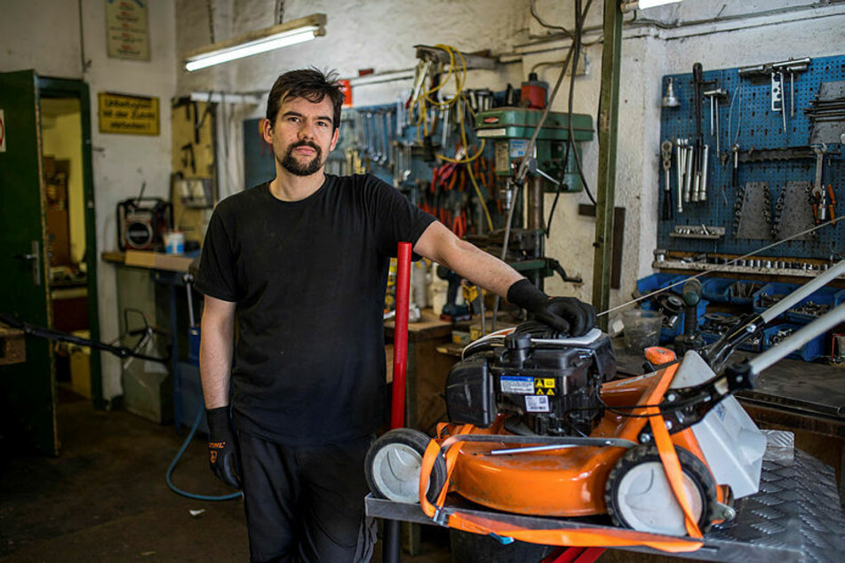 Martin Pfändler (29), Chef der Firma Gartentechnik Leipzig, sucht einen Mechatroniker-Lehrling.