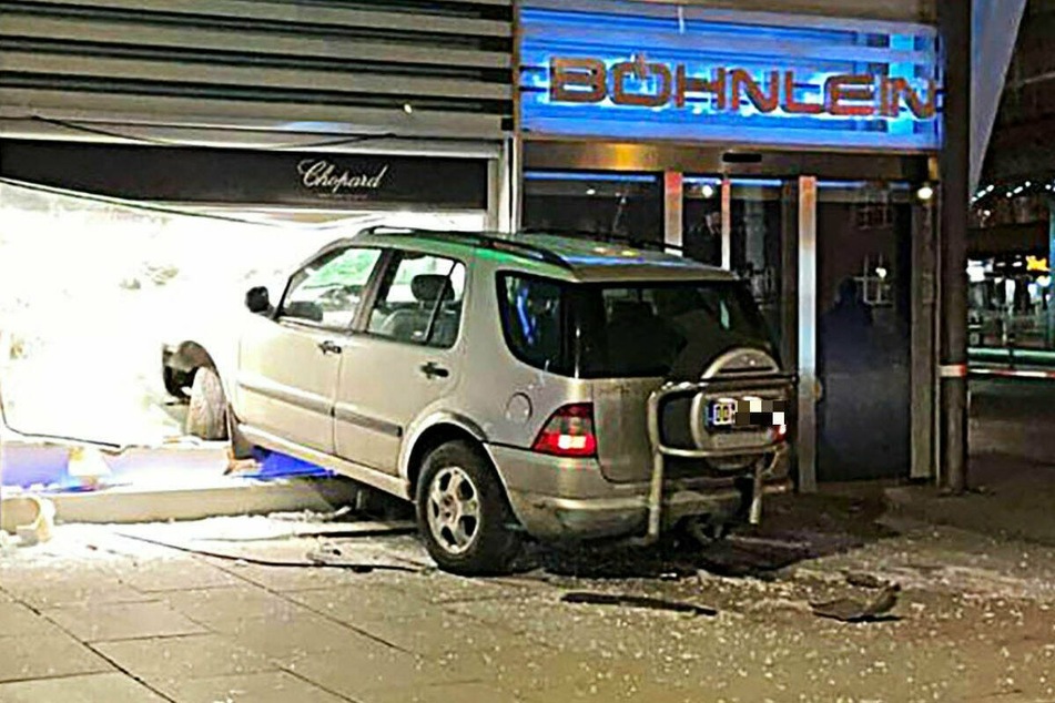 In Chemnitz hatten die Einbrecher versucht, das Schaufenster mit einem Mercedes SUV zu durchbrechen. Die Scheibe verformte sich jedoch und verhinderte so Schlimmeres.