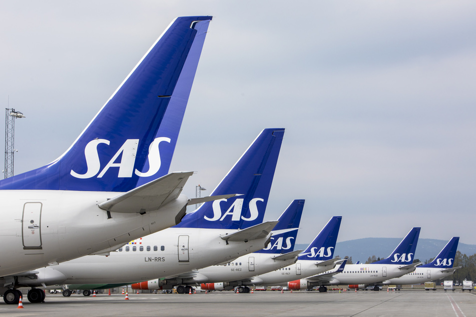 Flugzeuge der skandinavischen Fluggesellschaft SAS stehen am Terminal des Flughafens Gardermoen.
