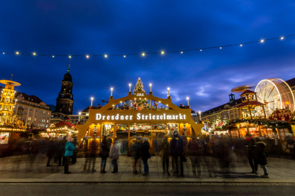 Alle Jahre wieder lassen sich Dresdner und Touristen vom weihnachtlichen Zauber des Striezelmarktes einfangen.