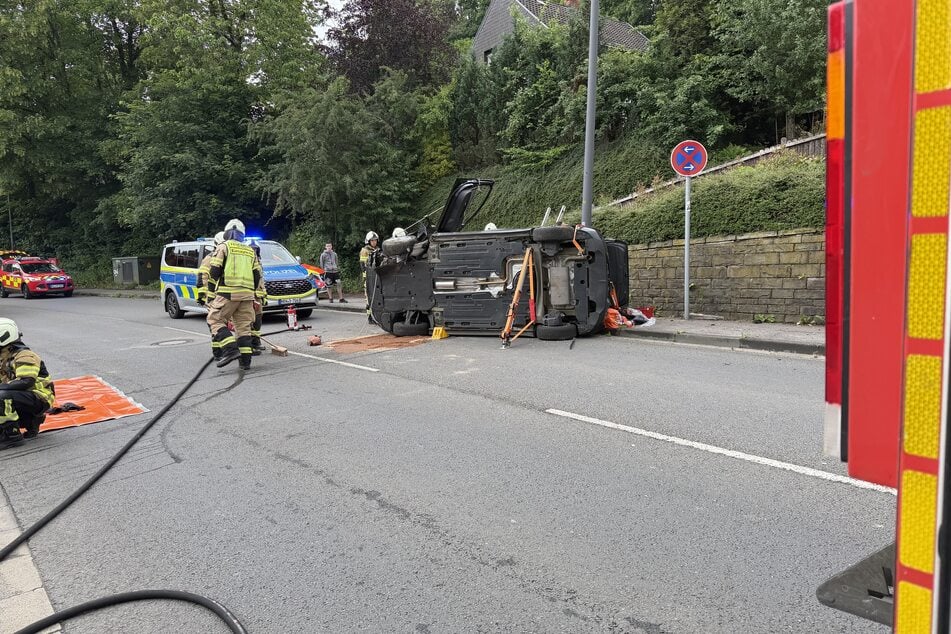 Nach dem heftigen Aufprall gegen eine Straßenlaterne und eine Mauer blieb das Auto auf der Seite liegen. Die Feuerwehr musste den Fahrer befreien.