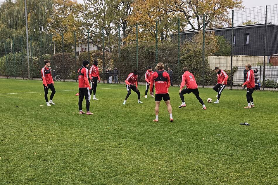 Auch Julian Guttau (26, h.) und Moritz Hannemann (28, 3.v.r.) mischen wieder mit.