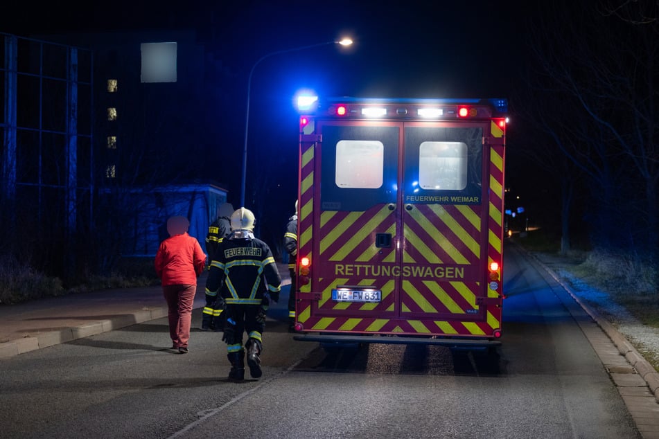 Fahrer und eine mitfahrende Person der Simson wurden den Angaben nach verletzt - der Fahrer schwer.