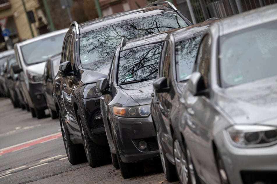 Unbekannte Täter zerstachen Reifen an einigen SUVs in Magdeburg. (Symbolbild)