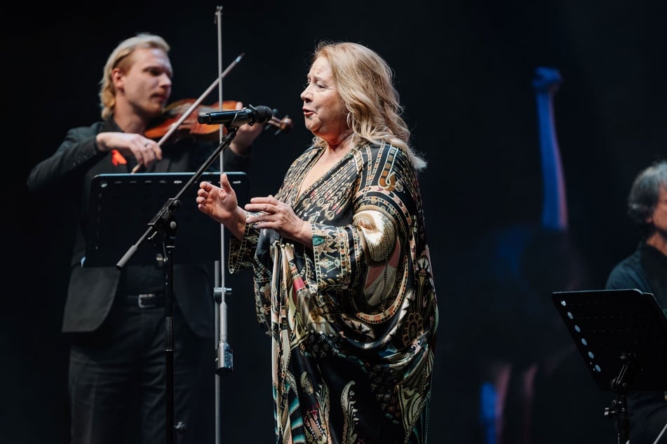 Kathy Kelly (63) stand gemeinsam mit dem Dresdner Ensemble "Camerata Musikus(s)" auf der Bühne.
