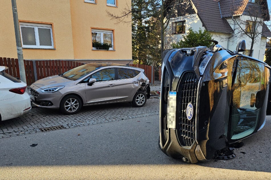 Ford kippt nach Auffahrunfall auf die Seite