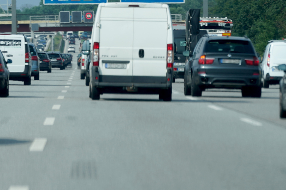 Unfall A14: Heldentat auf der Autobahn! Mann stoppt Transporter mit bewusstlosem Fahrer