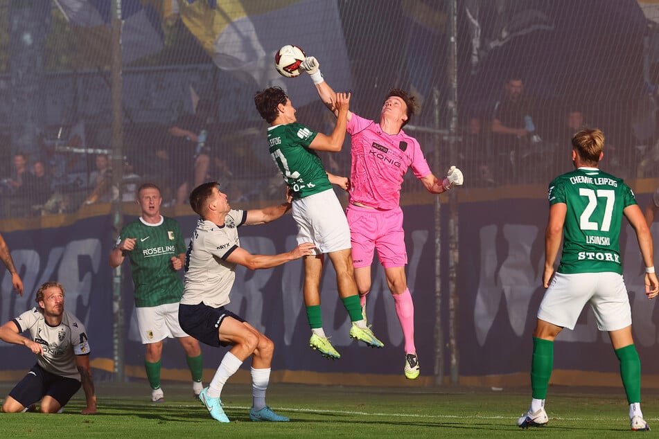 In der siebten Minute räumte Jena-Torwart Marius Liesegang (26) Leipzigs Elias Kratzer (26) mit voller Wucht ab. Das hätte Elfmeter geben müssen.