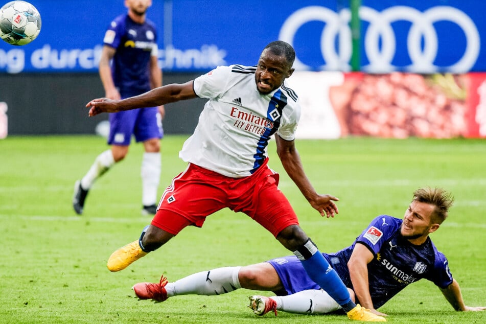 David Kinsombi (l.) bereitete die HSV-Führung klasse vor, hatte aber wie seine Kollegen Probleme mit den bissigen Osnabrückern wie hier David Blacha.