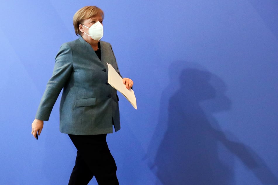 Bundeskanzlerin Angela Merkel (CDU) verlässt ihre Pressekonferenz.